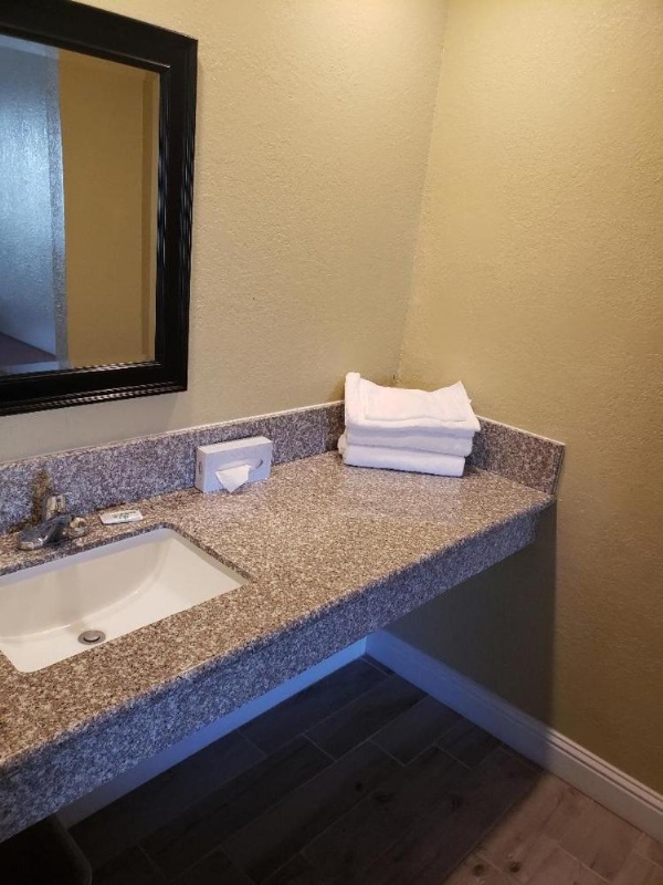University Inn Fresno image 10